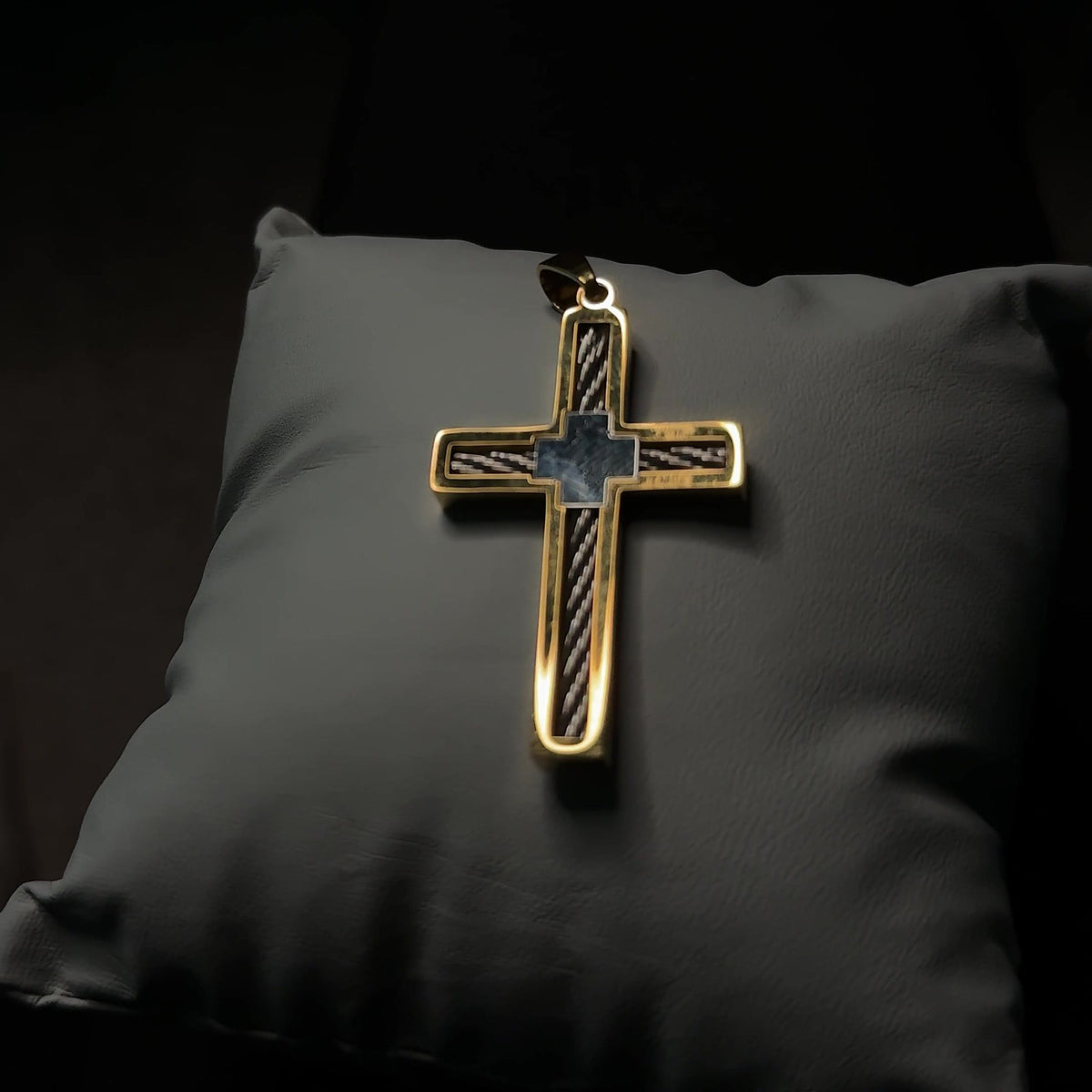 Titan Cross – Kreuzanhänger in Gold auf dunklem Kissen