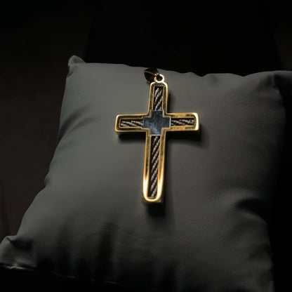 Titan Cross – Kreuzanhänger in Gold auf dunklem Kissen